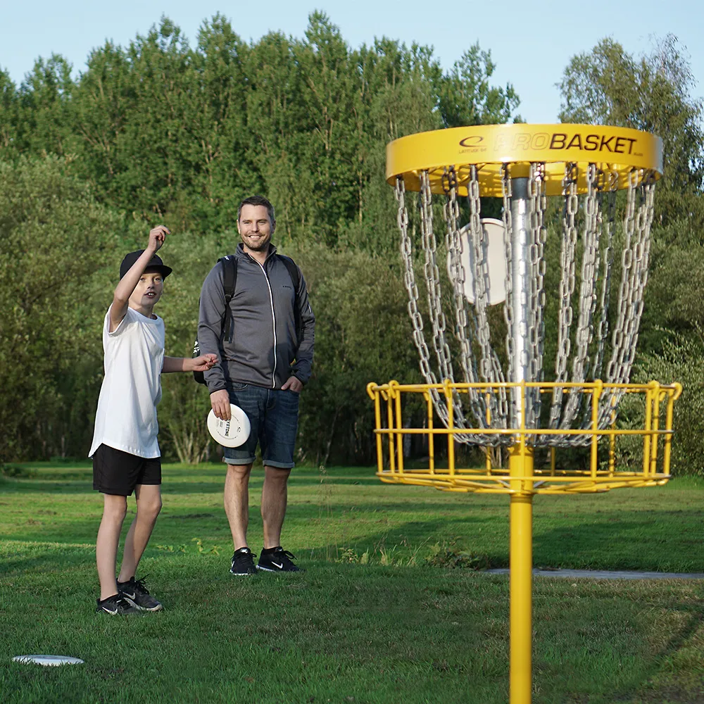 Discgolfspiller der kaster en disc